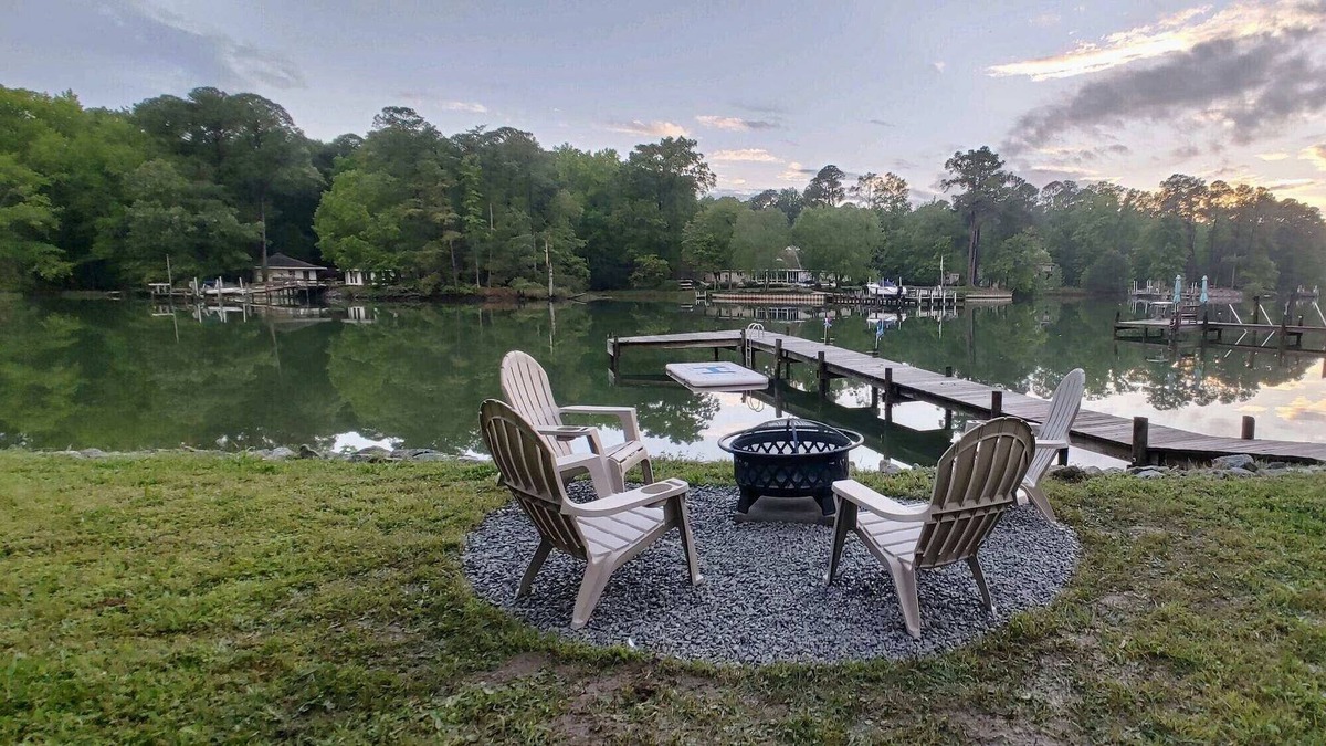 Kilmarnock House | Waterfront Home w/ Screened Porch, Dock, Fire Pit🔥