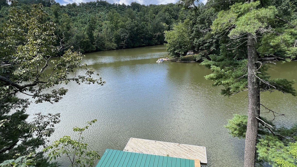 Goodview House | Waterfront home with 3 bedrooms and free parking