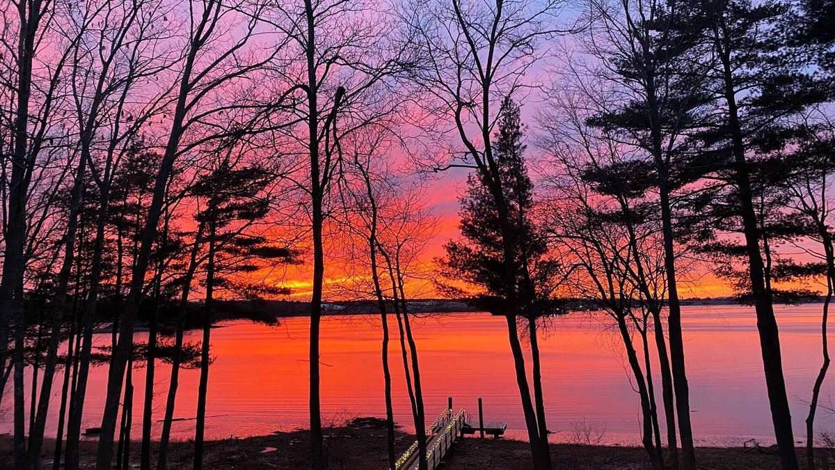 South Eliot House | Waterfront Home with dock just 10 min from downtown Portsmouth, NH. Sleeps 10.