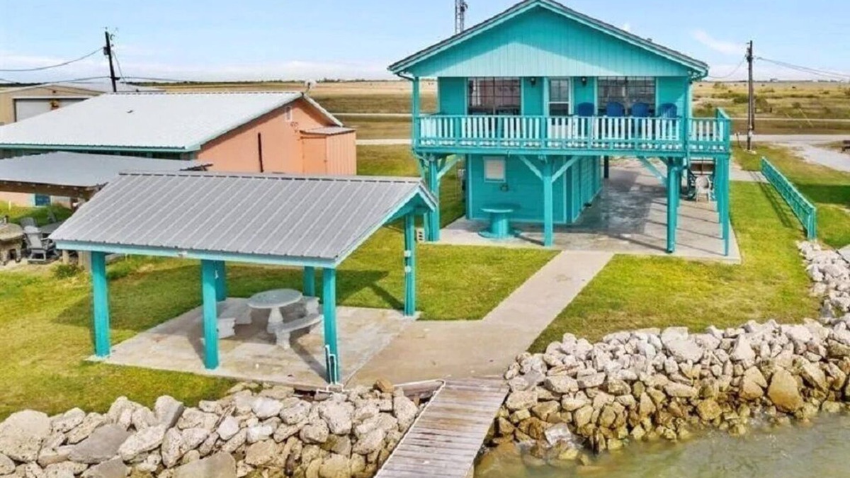 Palacios House | Waterfront Home With Private Fishing Pier on Turtle Bay