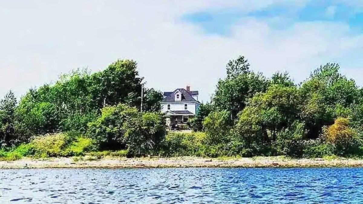 North Sydney House | Waterfront homestead on 4 landscaped acres.