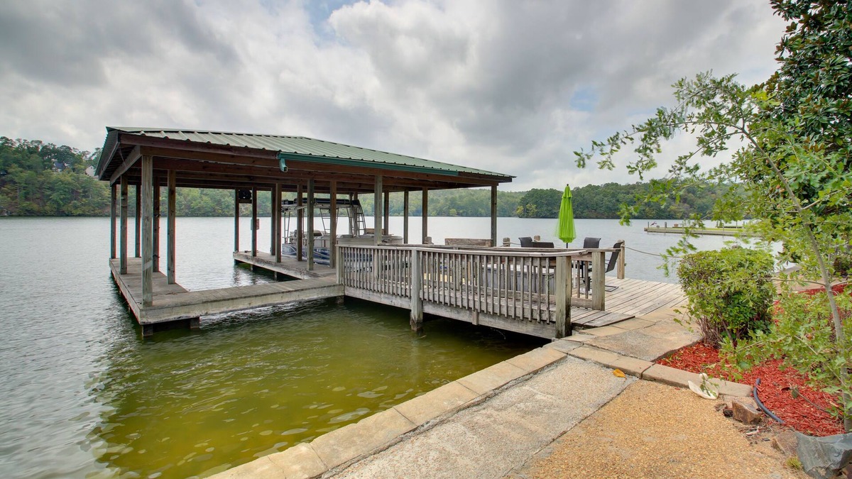 Mid America House | Waterfront Hot Springs Home: 19 Mi to Nat’l Park!