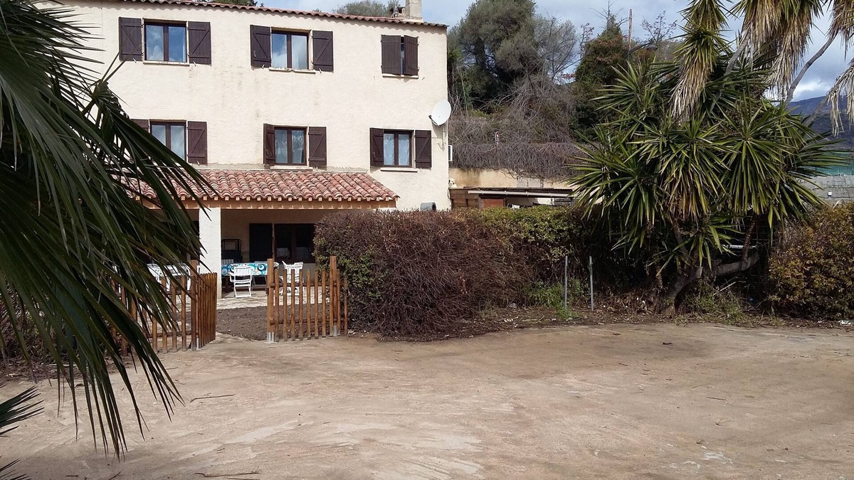 Vico House | WATERFRONT HOUSE ideal for families with children. direct access to the beach.