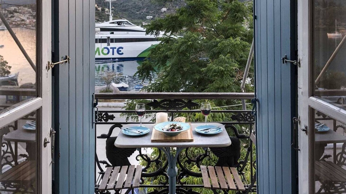 Poros Apartment | Waterfront house with private garden