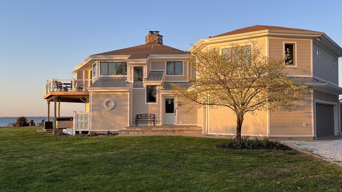 Fort Howard House | Waterfront house with panoramic views from every room.