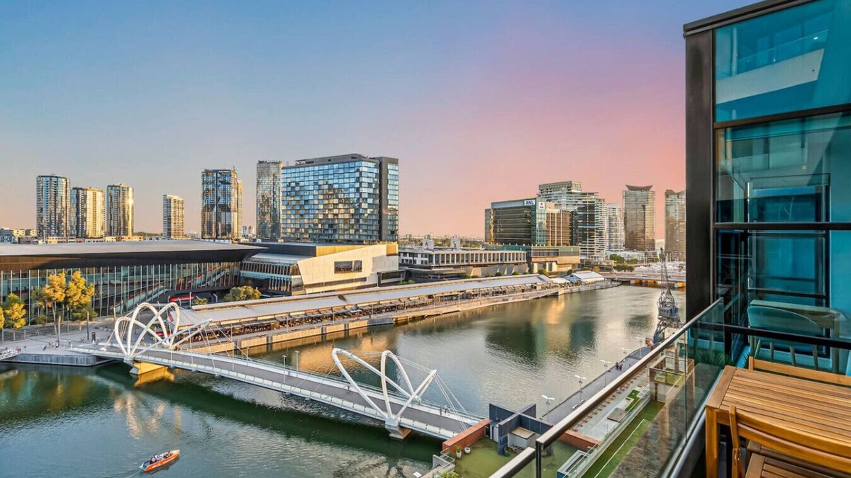 Docklands Apartment | Waterfront in Docklands Walk to Crown & Marvel