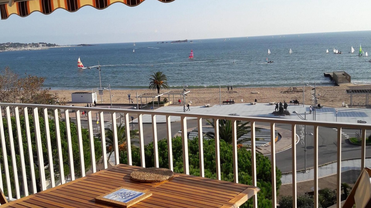Frejus Plage Apartment | Waterfront in Fréjus-Plage, beautiful view, air conditioning, WIFI, 4/6p