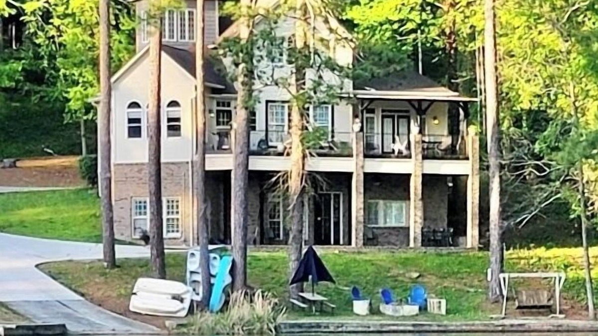 Guntersville House | WATERFRONT kayaks, paddleboat & Beautiful Mountain Views, convenient to shopping