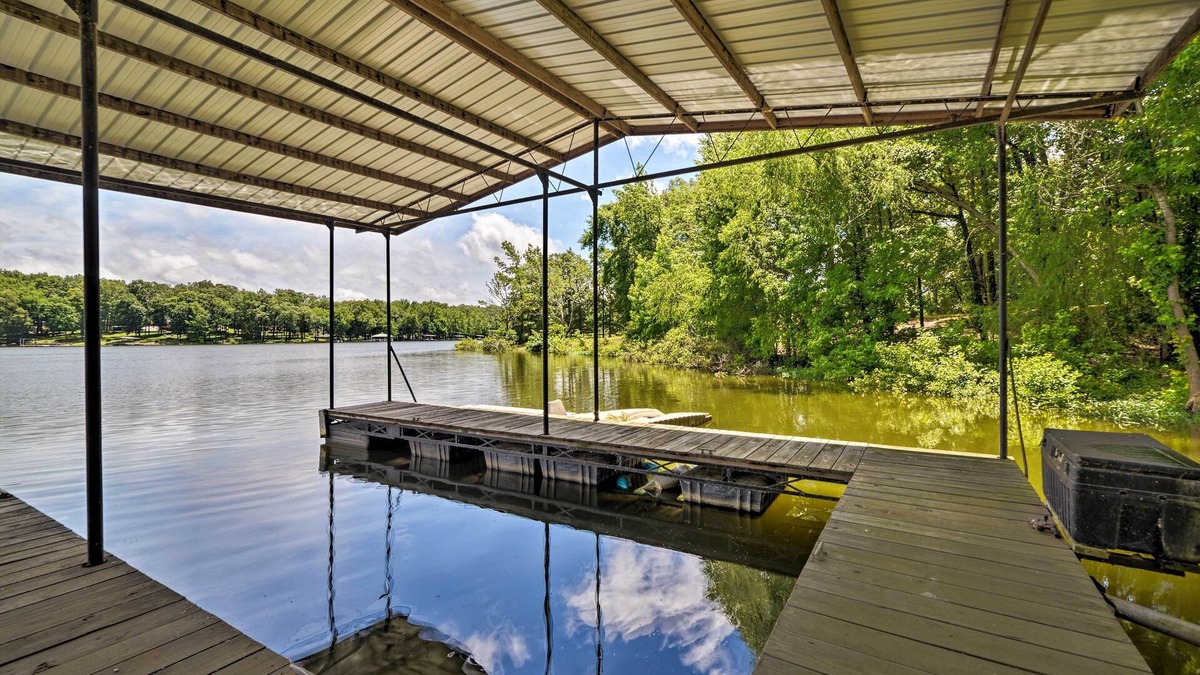 Cadiz House | Waterfront Lake Barkley Home w/Deck & Fire Pit!