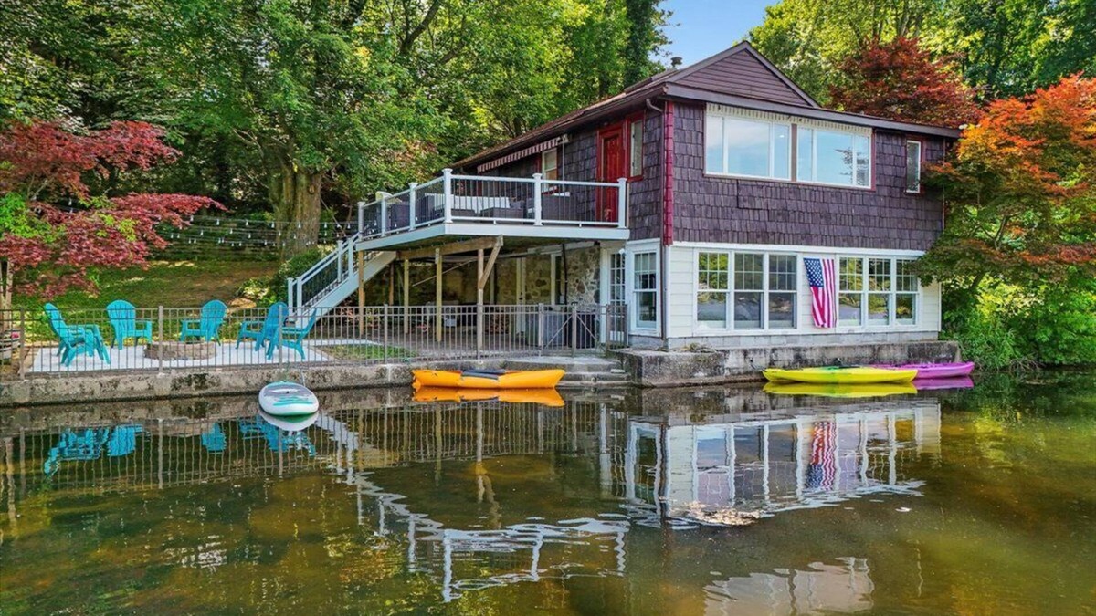 Lake Peekskill House | Waterfront Lake House. Near NYC and hiking trials. Complimentary kayaks provided