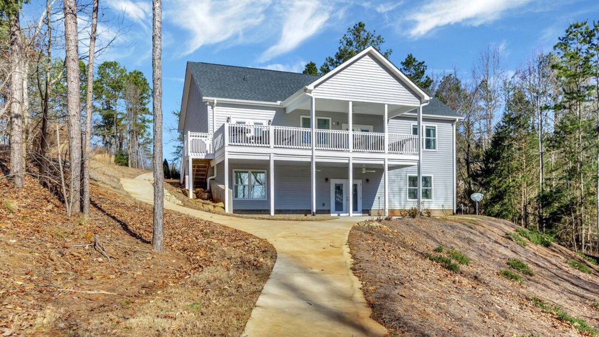 Townville House | Waterfront Lake Hartwell home with dock in place! 30 min to Clemson
