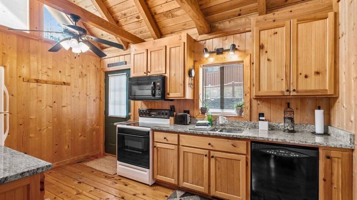 Six Mile Ski Chalet | Waterfront LAKE KEOWEE Chalet near Clemson University