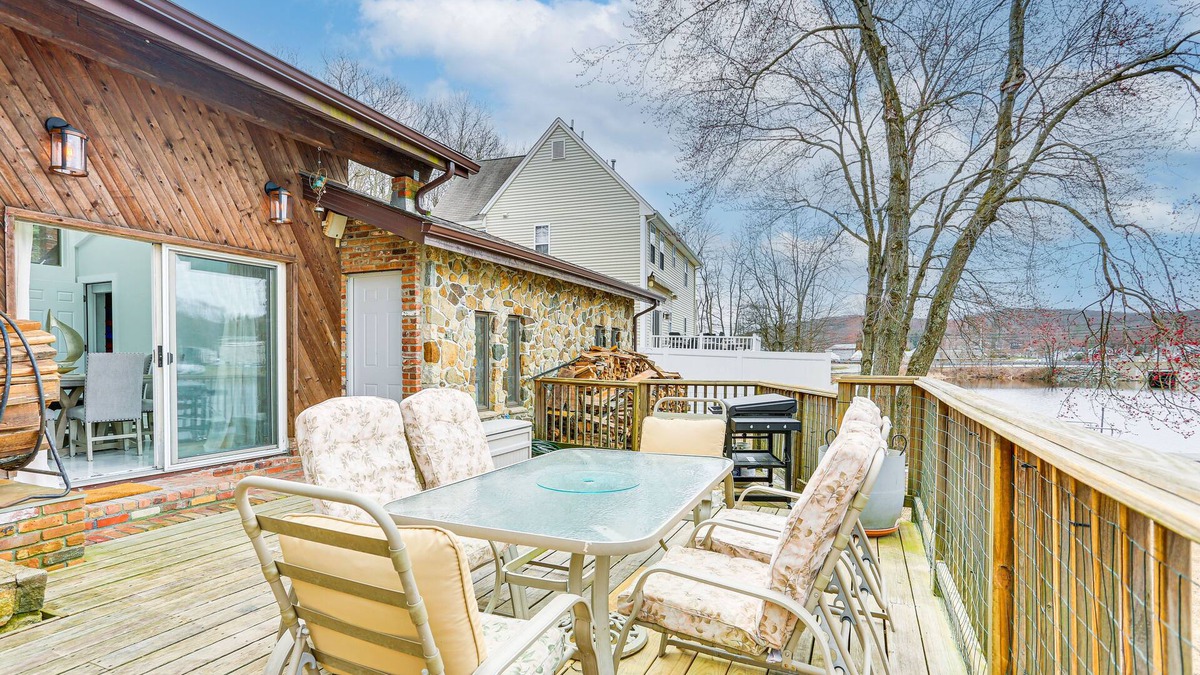 Lake Hopatcong House | Waterfront Lake Hopatcong Home w/Boat Dock!