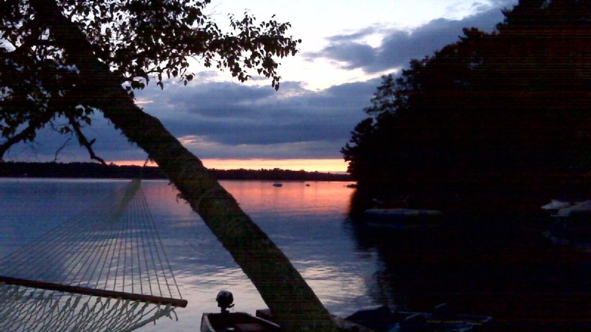 Old Town Cottage | Waterfront Lakefront Cottage, Sleeps 6. Parking.