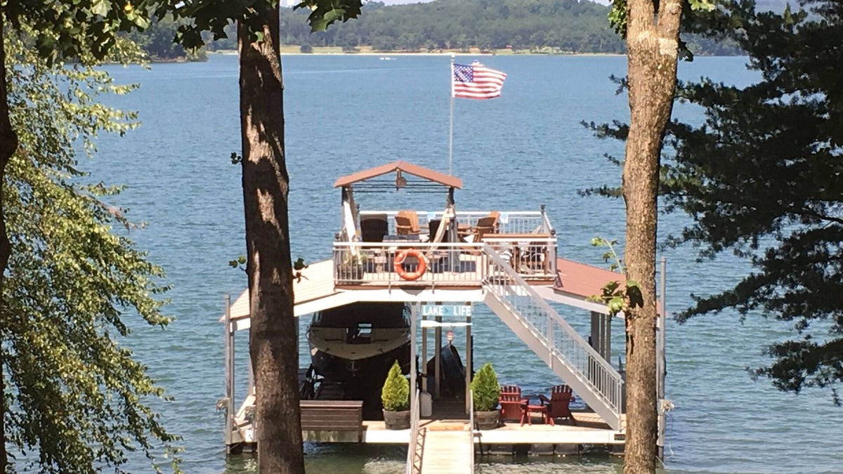 Cumming House | Waterfront Lakehouse 4bd,3.5ba,Deep Water Double Deck Dock, Lrg 6 person Jacuzzi
