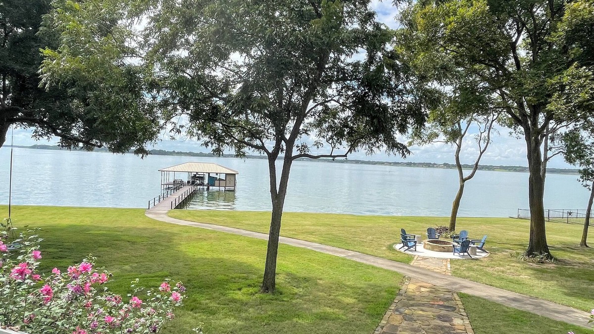 Kerens Villa | Waterfront Lakehouse in gated community