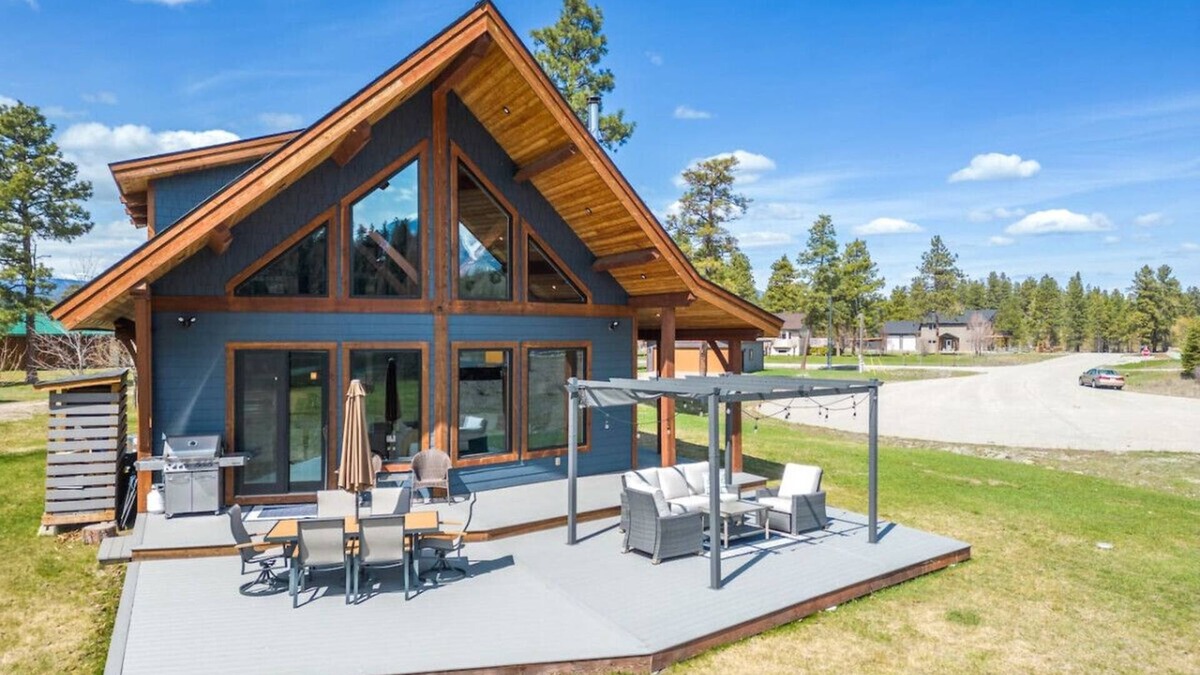East Kootenay Apartment | Waterfront Lodge | Private Dock | Rocky Mountains