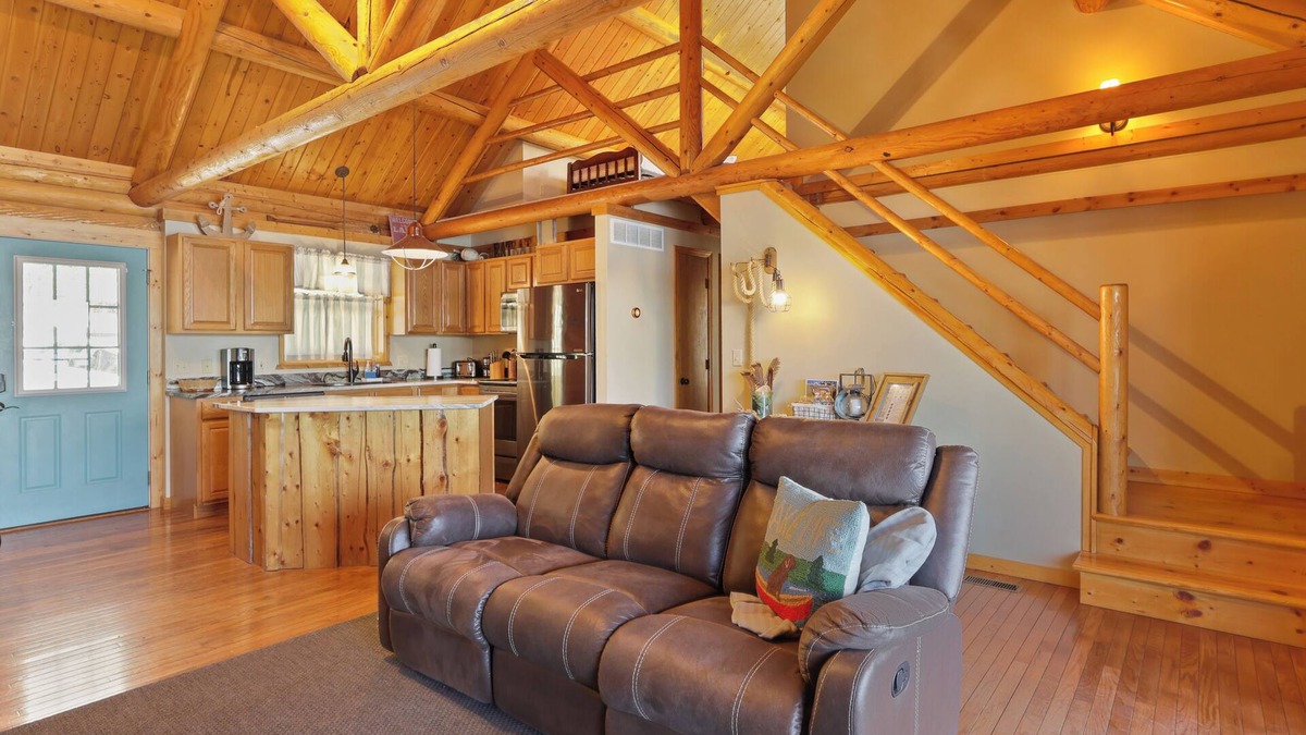 Sunrise Beach Cabin | Waterfront Log Cabin Log Cabin | Waterfront | Family Friendly | Updated