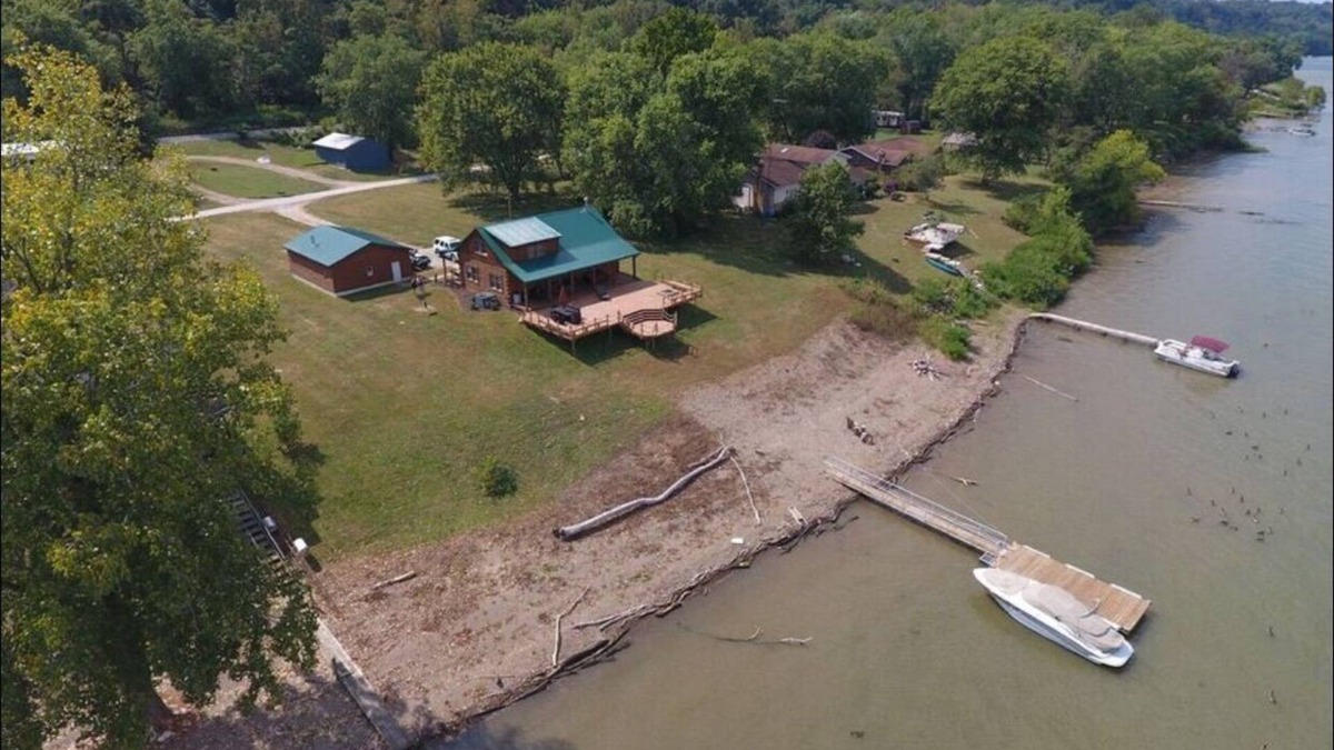 Parkersburg Cabin | Waterfront Log Cabin and Boaters Paradise with Private Boat Dock Access