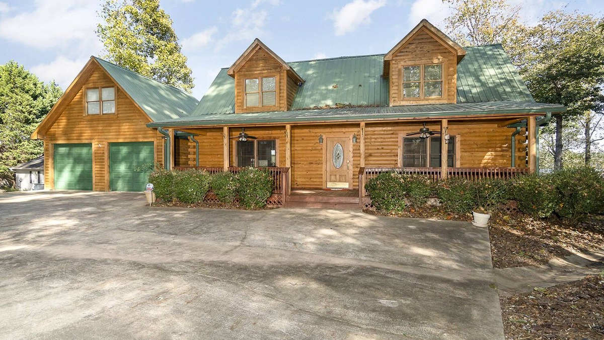 Six Mile House | Waterfront Log Cabin on Lake Keowee