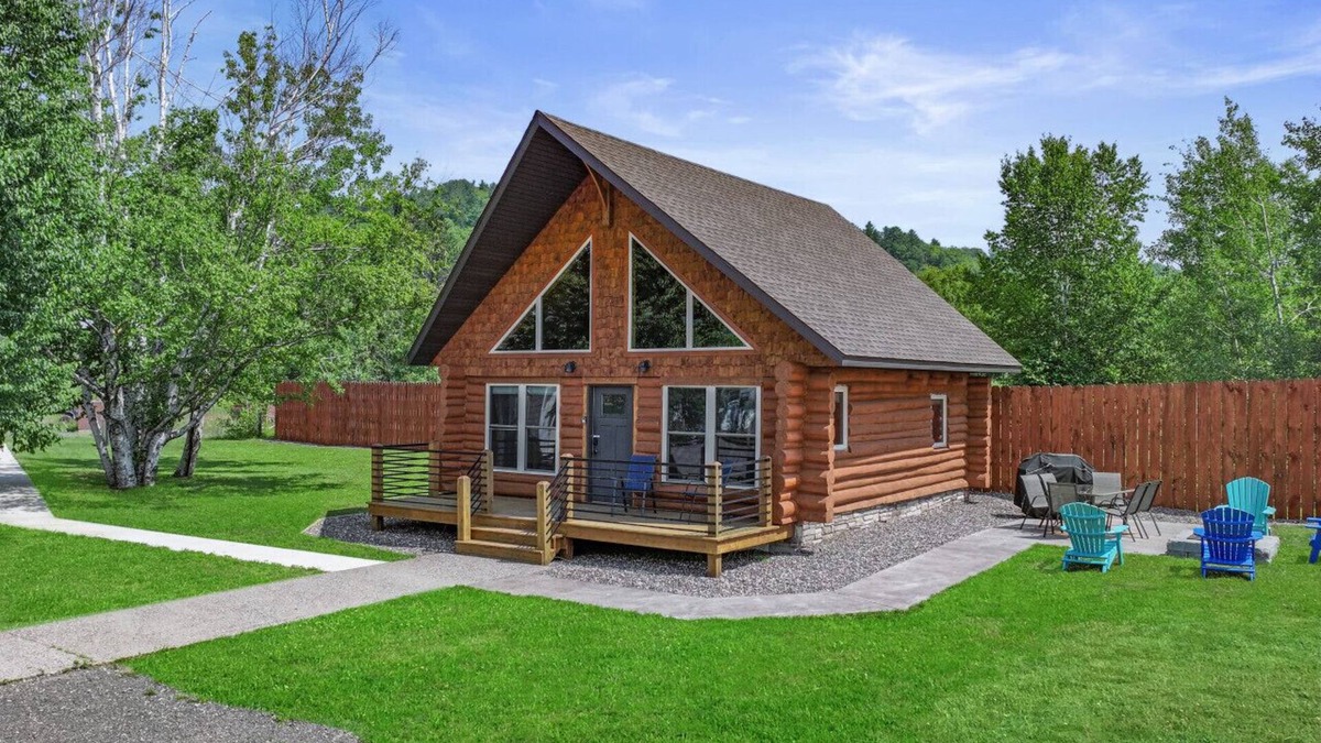 Houghton Cabin | Waterfront Log Cabin Sauna Game Room Pontoon & Snowmobile Access