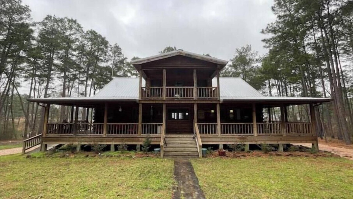 Broaddus House | Waterfront Log Home on Beautiful Lake Sam Rayburn
