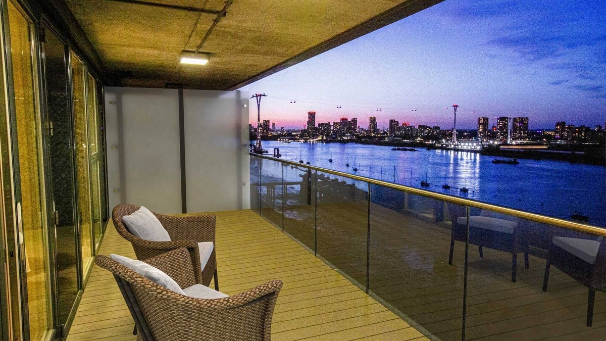 Peninsula Apartment | Waterfront - London Greenwich O2 Arena 2 Bed Apartment