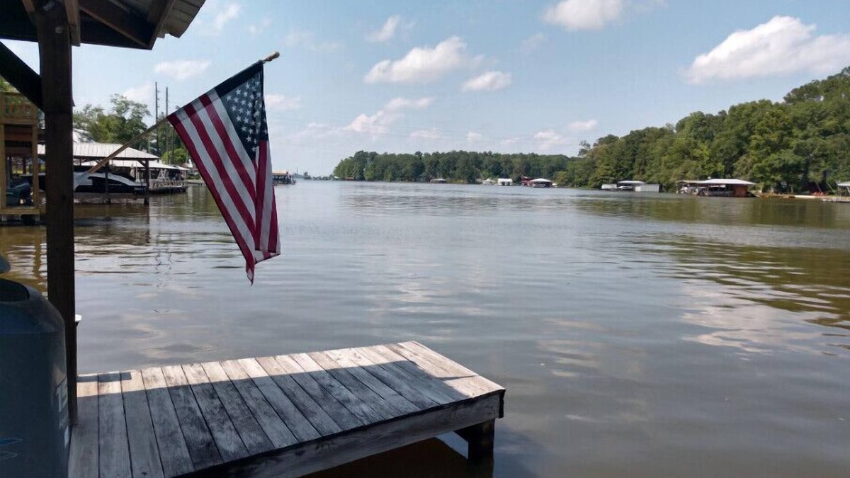 Warwick House | Waterfront lot on Lake Blackshear. Great location! Large dock for gatherings!