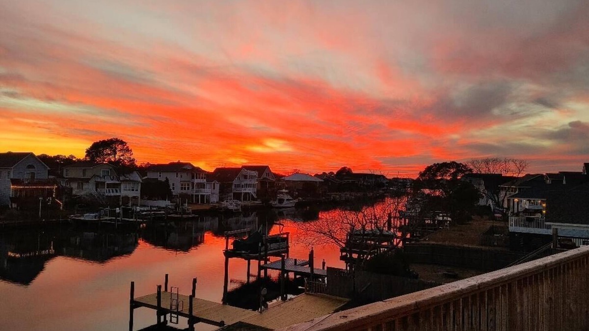 Colington Harbour House | WATERFRONT!. Lux spacious home. Private docks. Fishing, Crabbing, and Kayaking!