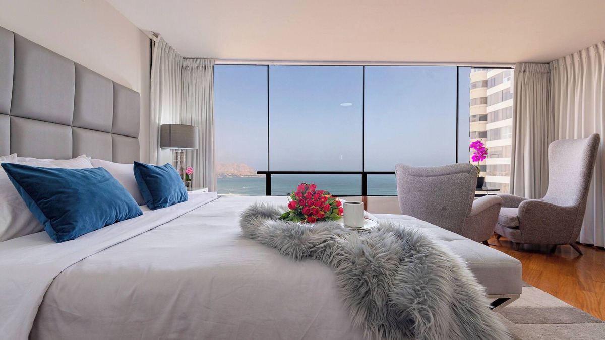 Armendariz Apartment | WaterFront Luxe 4BR/3.4BA Larcomar King