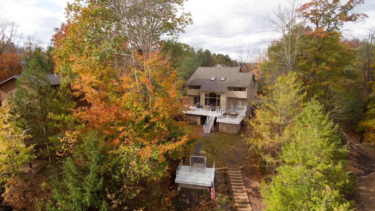 Athens House | Waterfront Luxe: Chef’s Kitchen, Pong & Air Hockey, Near Hudson, Ski Hunter Mntn