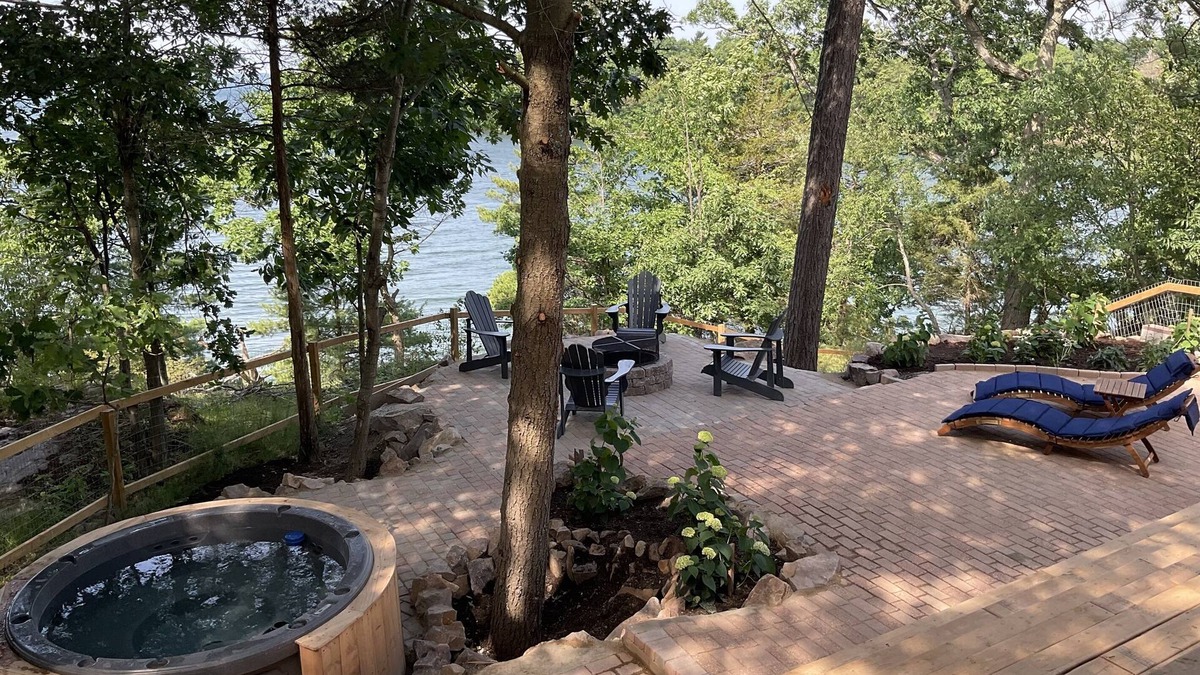 Lansdowne Ski Chalet | Waterfront Luxury 4-person Home with Private Hot Tub, Pet Friendly