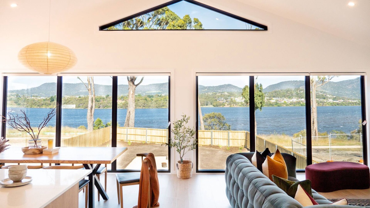 Austins Ferry House | Waterfront Luxury hideaway home/close to MONA art museum