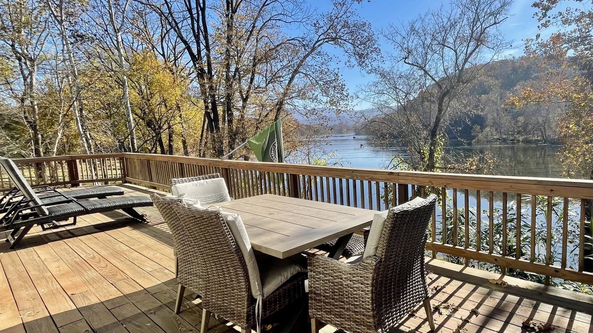 Luray House | Waterfront, Luxury Panoramic View, Fast Wi-Fi, Private River Access Steps Away!