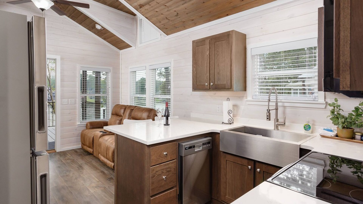 Muscle Shoals House | Waterfront Luxury Tiny Home 180 South on Wilson Lake Close to Robert Trent Jones