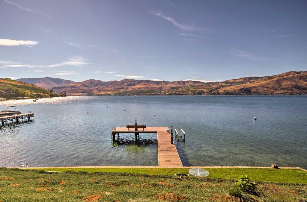Manson House | Waterfront Manson Cabin on Lake Chelan with Deck!
