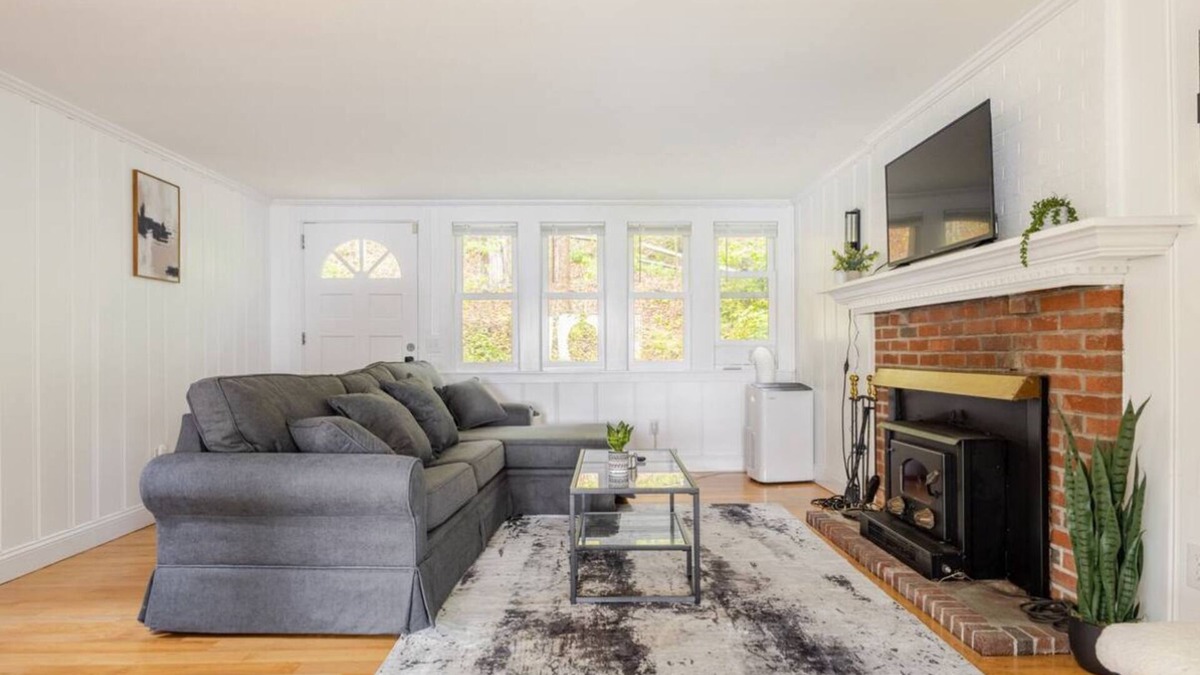 Mashpee House | Waterfront Mashpee 5Bed/3Bath house with AC and WiFi w/Private Beach