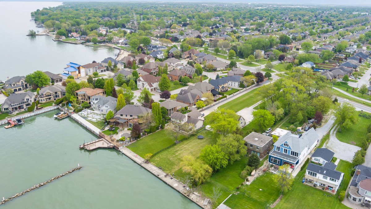 Woodslee House | Waterfront Multi-bedroom home