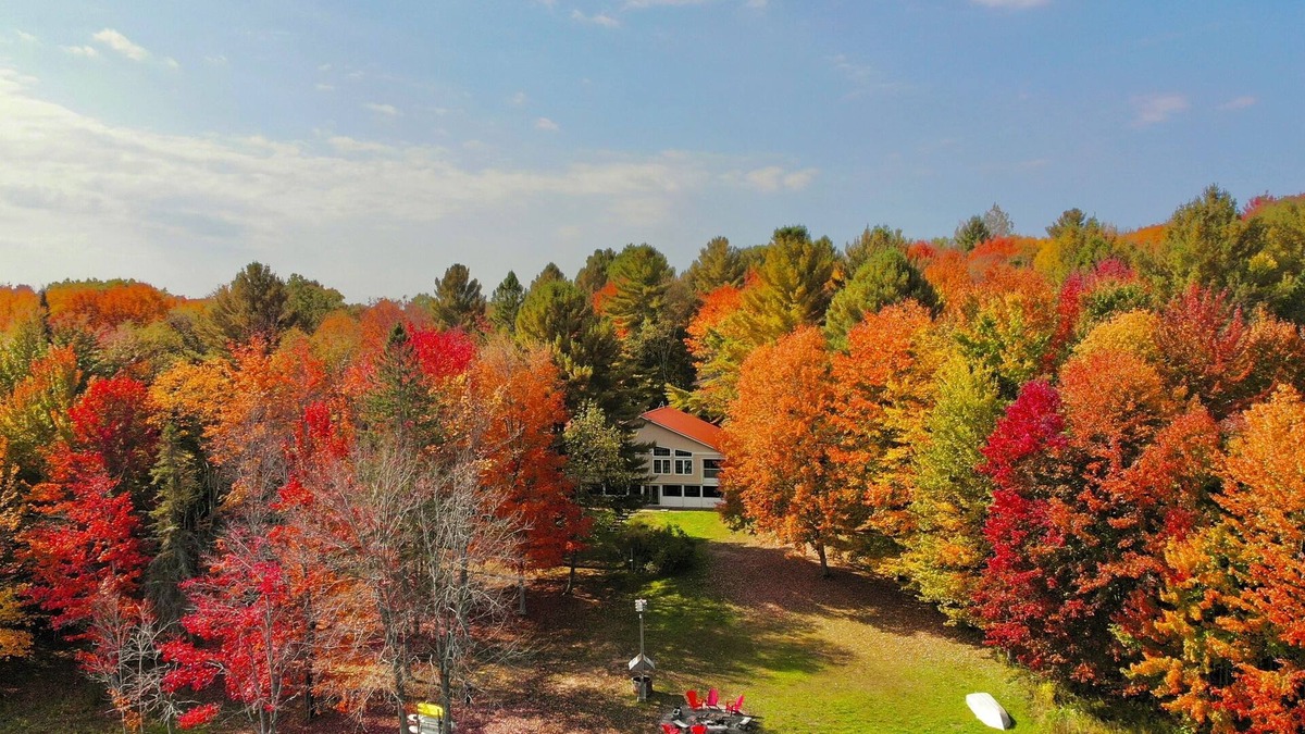 Bracebridge Cottage | Waterfront Muskoka Cottage - a charming retreat only 1hr40mins from Toronto