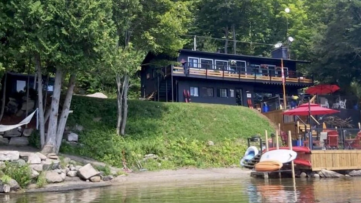 Utterson Cottage | Waterfront Muskoka Cottage. Hot Tub. Water Toys. Pool Table & all Amenities Inc.