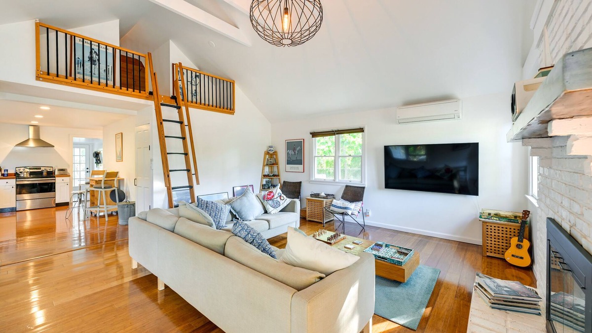 Flanders Cottage | Waterfront New York Getaway w/Kayaks