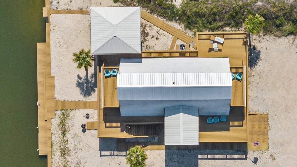 Silver Cay Cottage | Waterfront~Nostalgic Beach Cottage