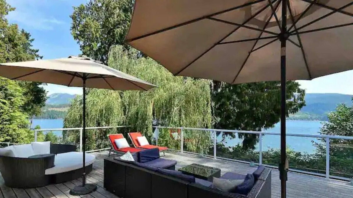 Sechelt House | Waterfront Oasis With Hot Tub & Propane Fire Pit!