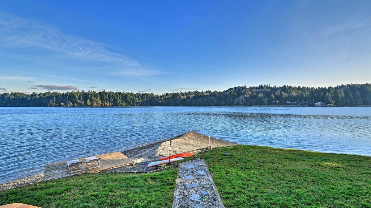 Olympia Cabin | Waterfront Olympia Home w/Private Beach & Kayaks!