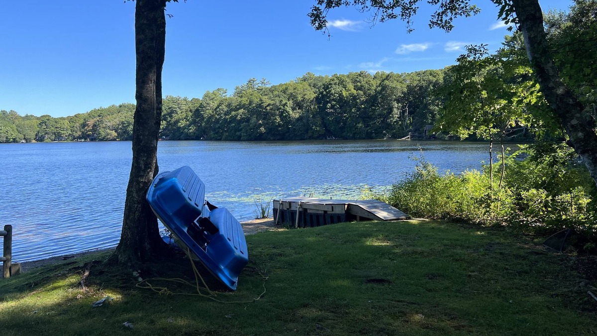 East Falmouth House | Waterfront on Lake! 6 bd, 2 bth. Central Air. Huge Deck. Paddle boat!
