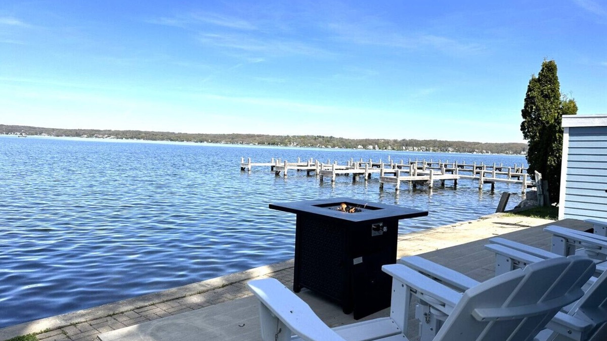 Colgate House | Waterfront on Pewaukee Lake |3BR/2BA|Pier, Kayaks & Paddle Boards