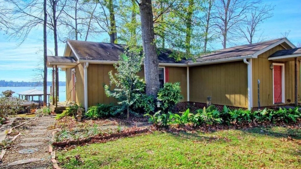 Hemphill Cottage | Waterfront on Toledo Bend! 10 mins from Hemphill town square!
