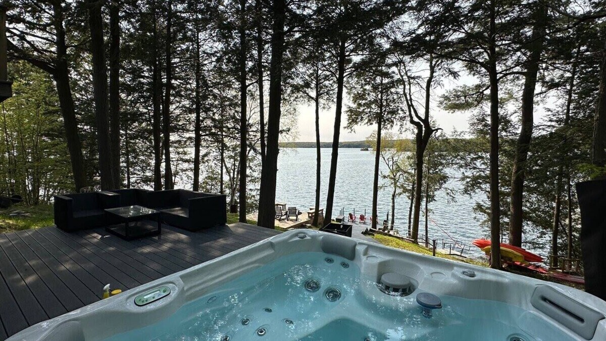 Rideau Lakes House | Waterfront open concept dream cottage with hot tub