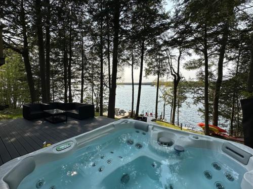 Rideau Lakes House | Waterfront open concept dream cottage with hot tub