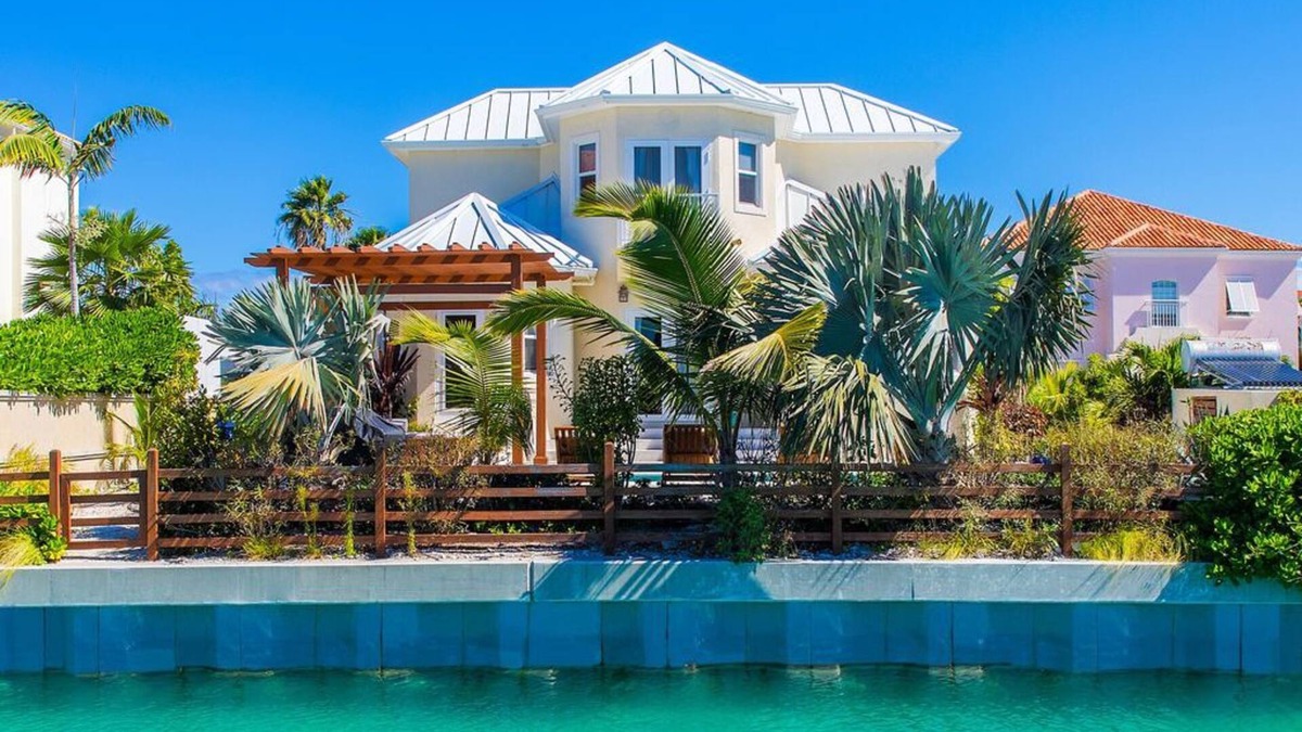 Leeward Settlement House | WATERFRONT& Private POOL @Hawksbill House in safe, prestigious area